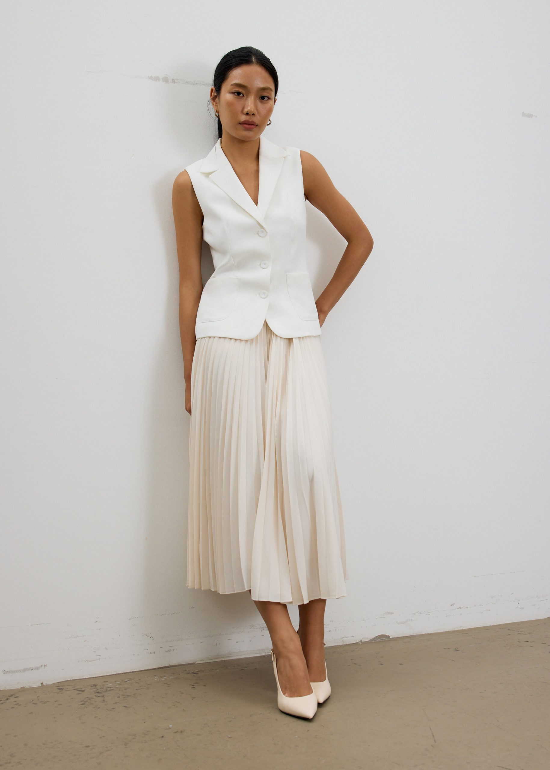 Aika Lightweight Tailored Button Down Vest Top - Image 13