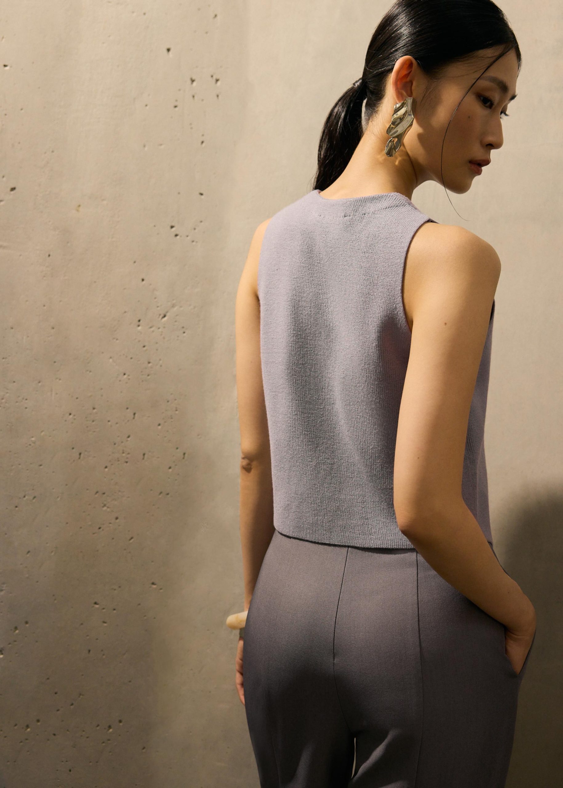 Esah Relaxed Knit V-neck Vest Top - Image 11