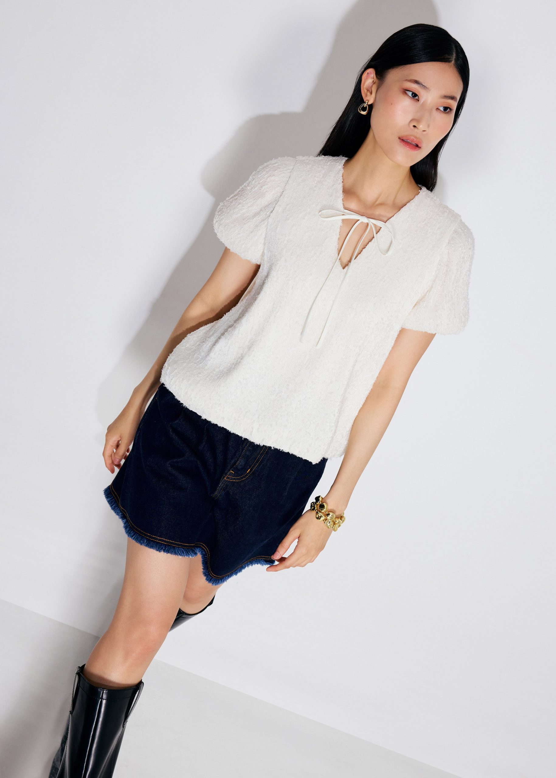 Textured Plisse Front Tie Puff Sleeve Shell Top - Image 10