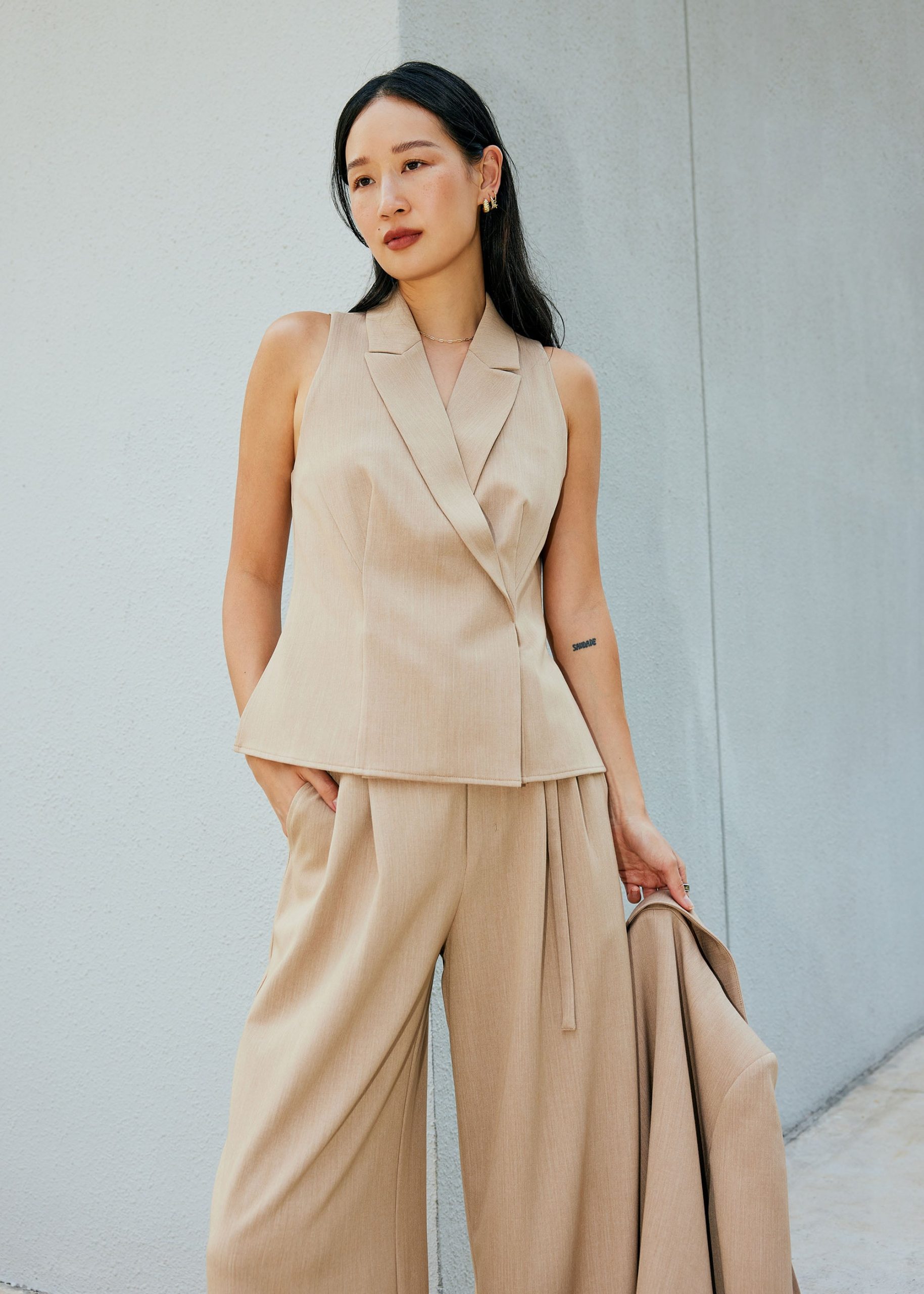 Juni Sleeveless Blazer Top - Image 20