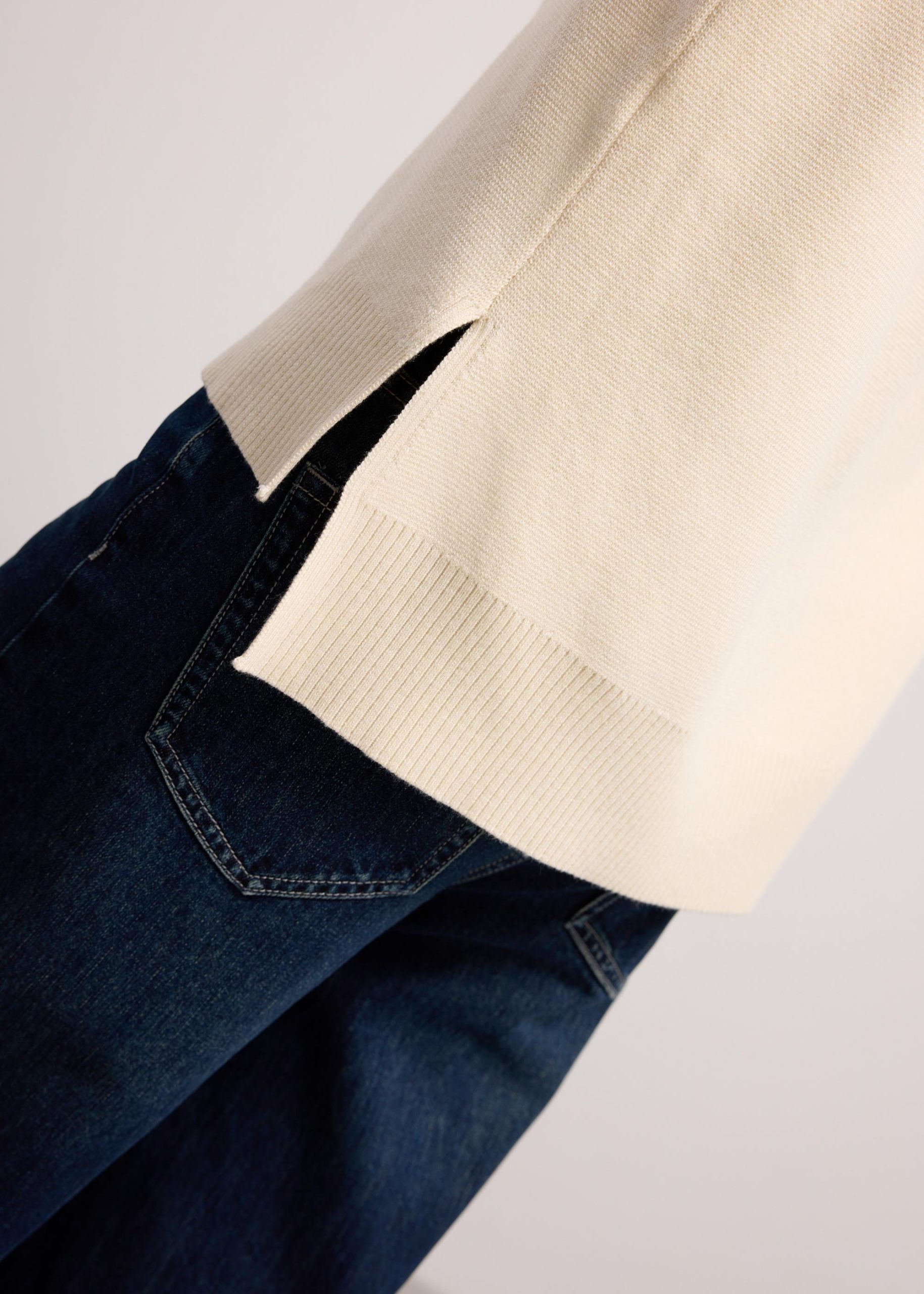 Relaxed Knit V-neck Crop Shell Top - Image 4