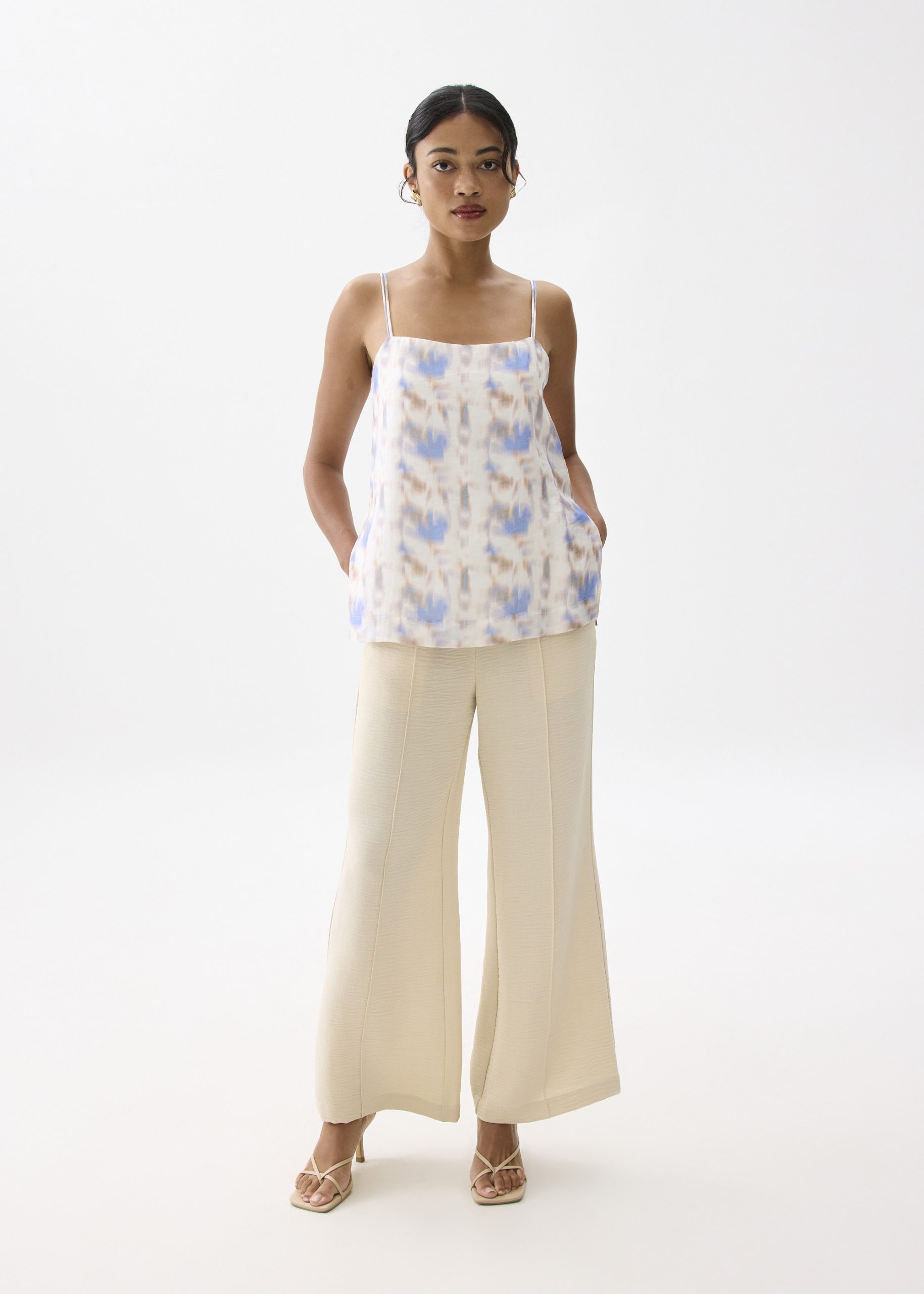 Abstract Relaxed Straight Neck Camisole Top - Image 2
