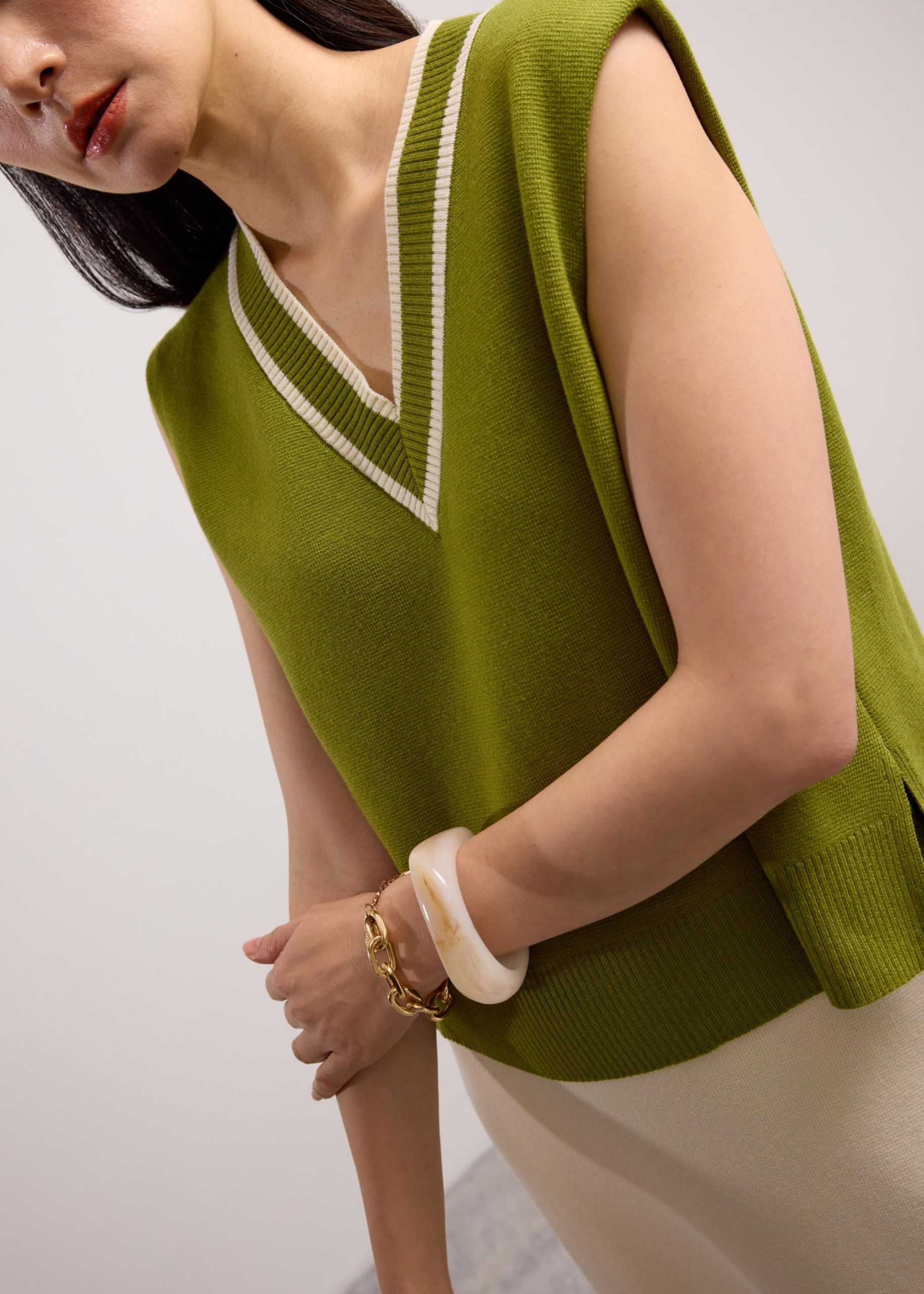 Relaxed Knit V-neck Crop Shell Top - Image 2