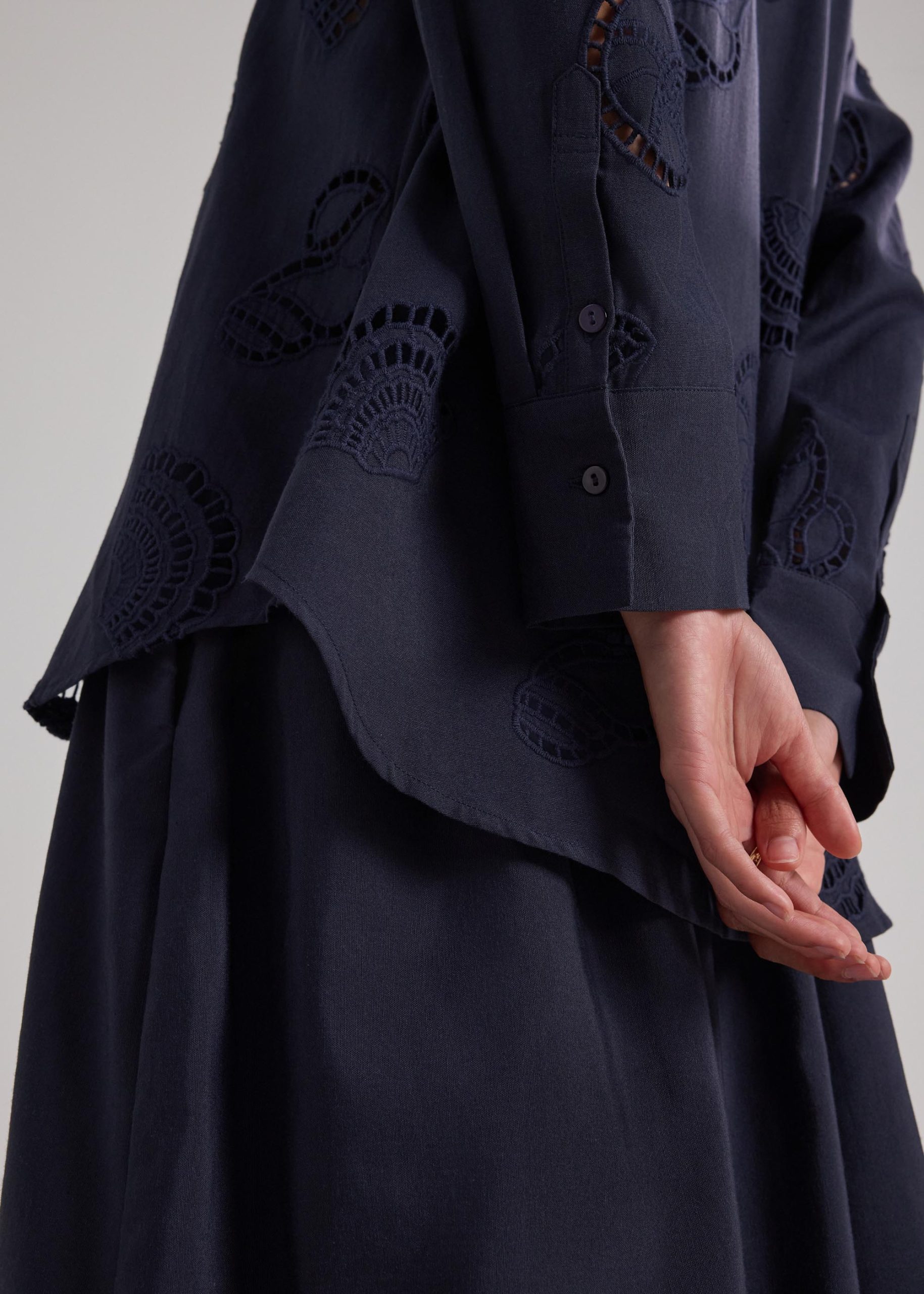 RuchedReady® Shirt in Tidal Escape Broderie - Image 10