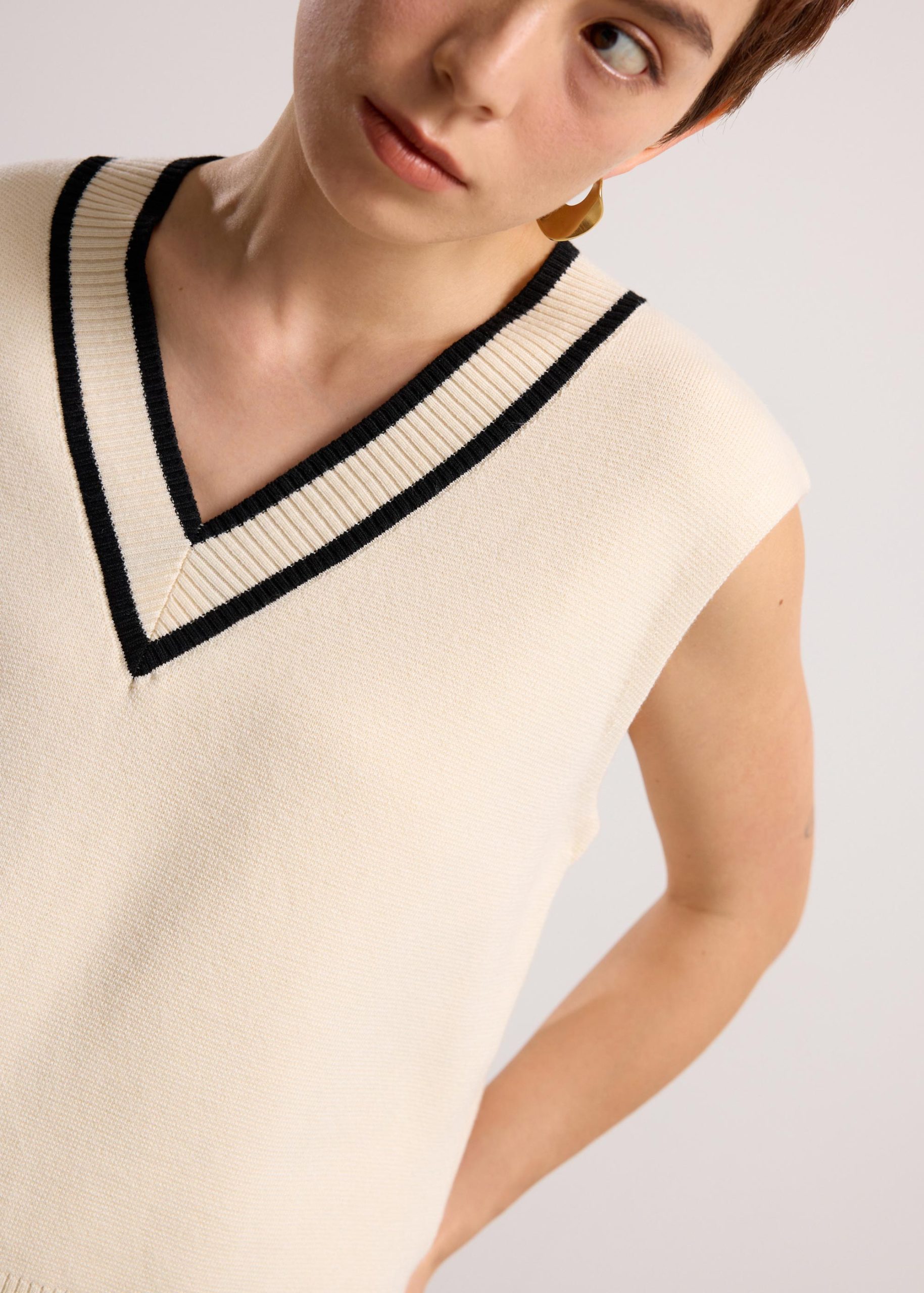 Relaxed Knit V-neck Crop Shell Top - Image 8