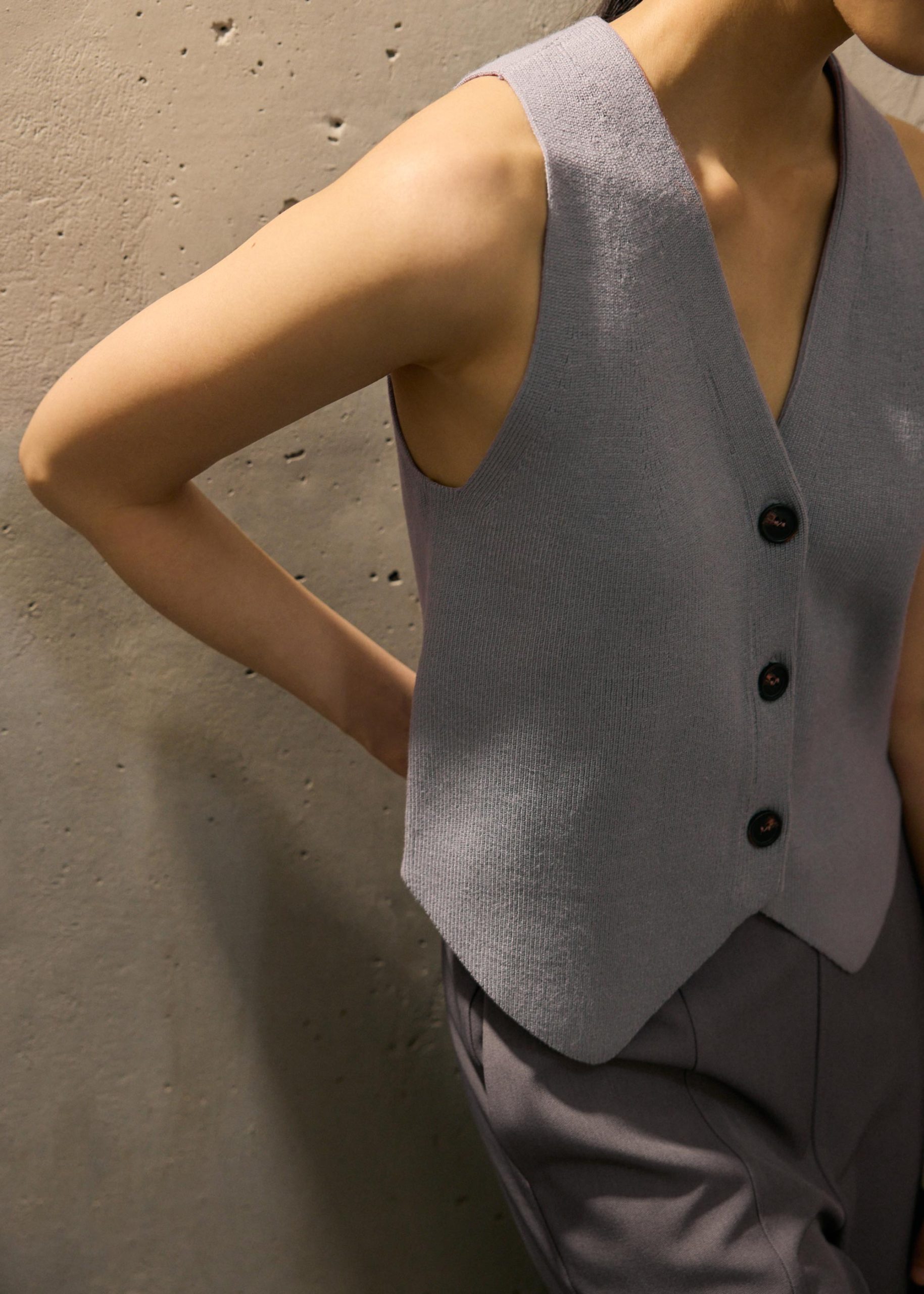 Esah Relaxed Knit V-neck Vest Top - Image 12