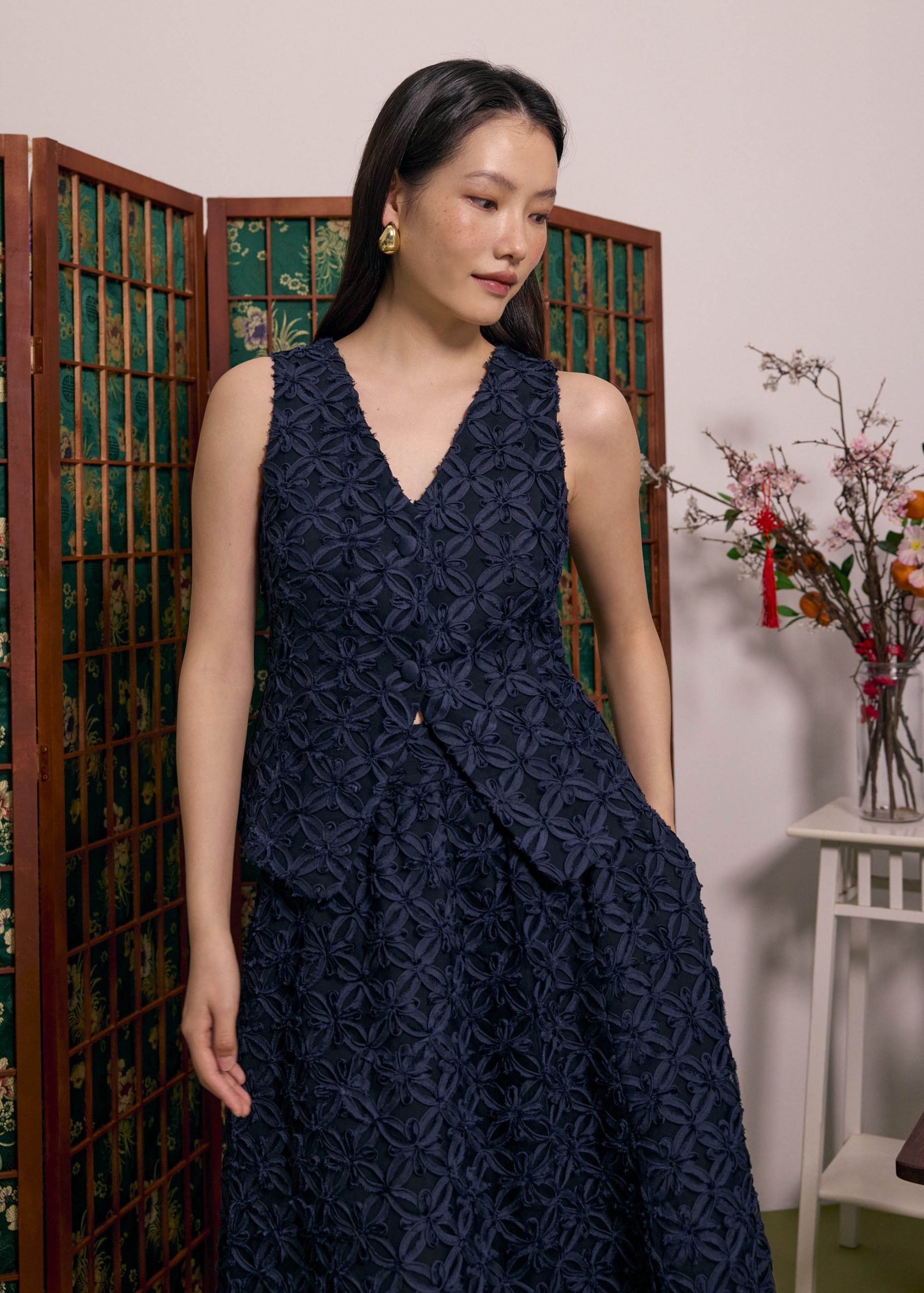 Lace Contrast V-neck Vest - Image 16