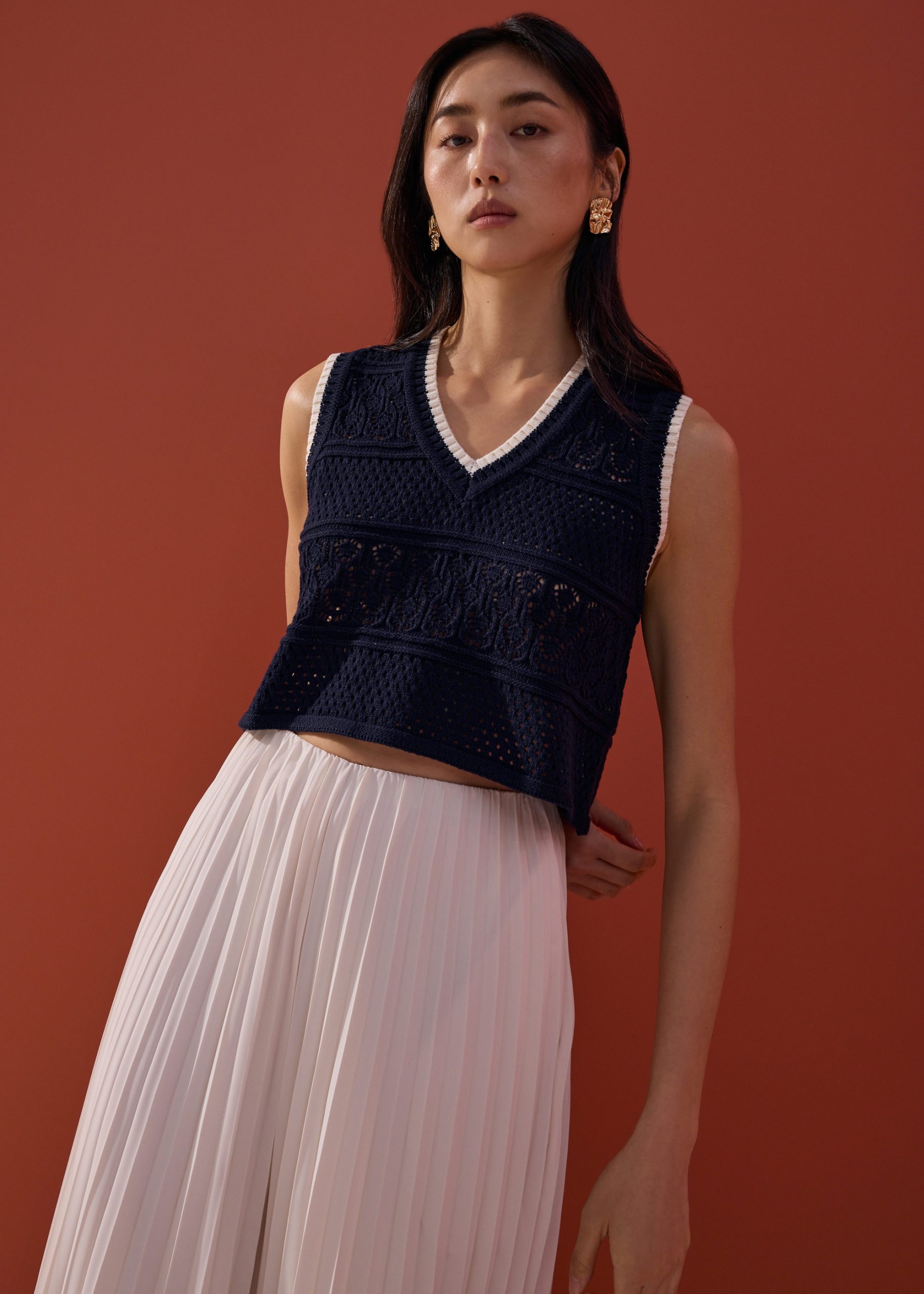 Pointelle Contrast Knit V-neck Crop Shell Top - Image 11