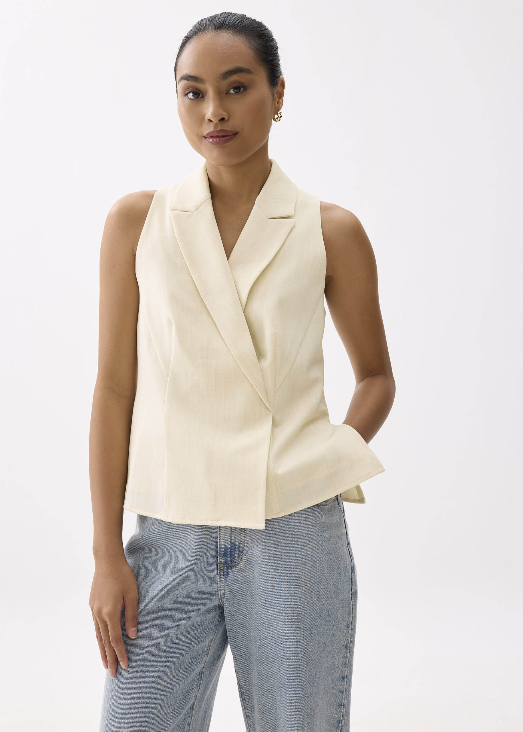 Juni Sleeveless Blazer Top