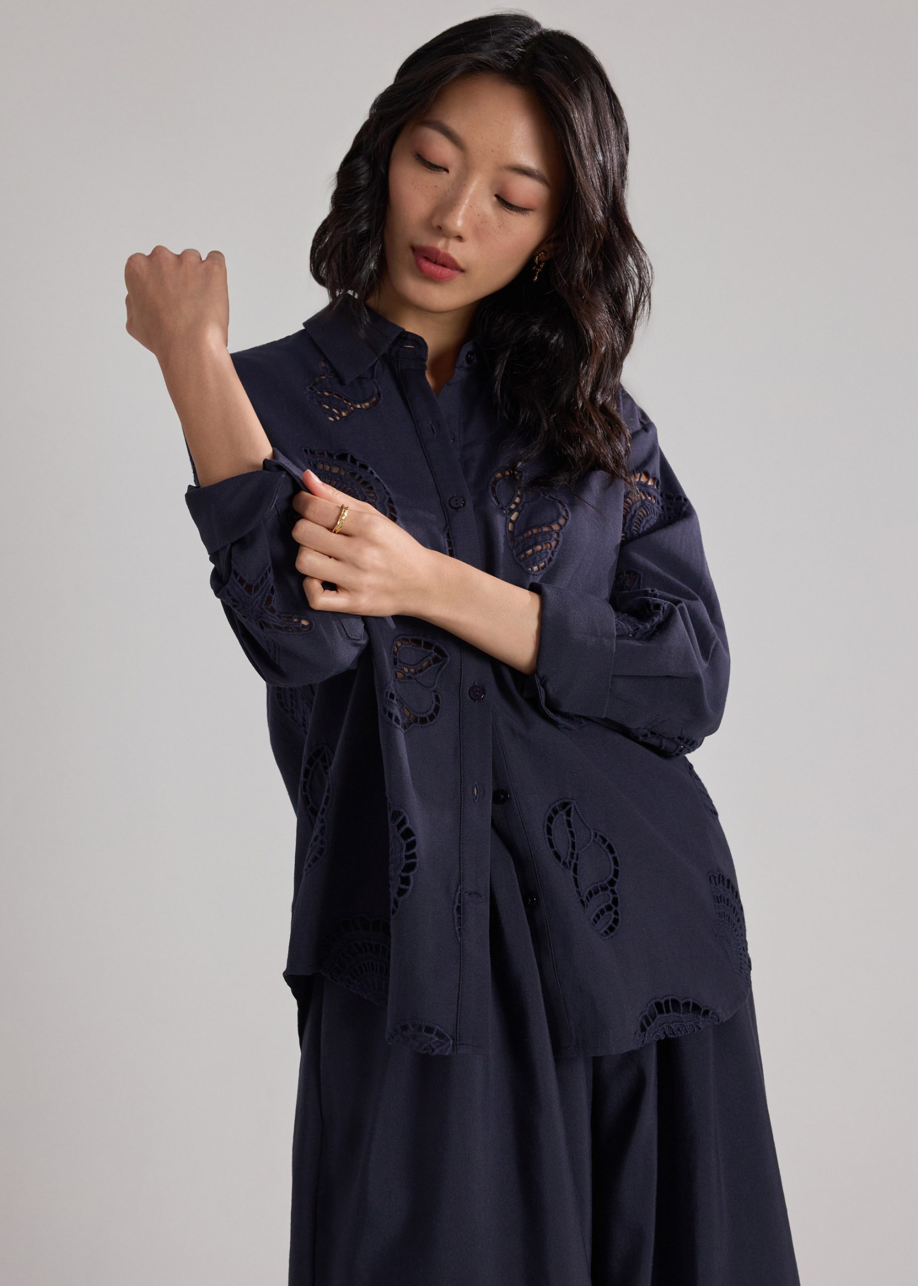 RuchedReady® Shirt in Tidal Escape Broderie - Image 12