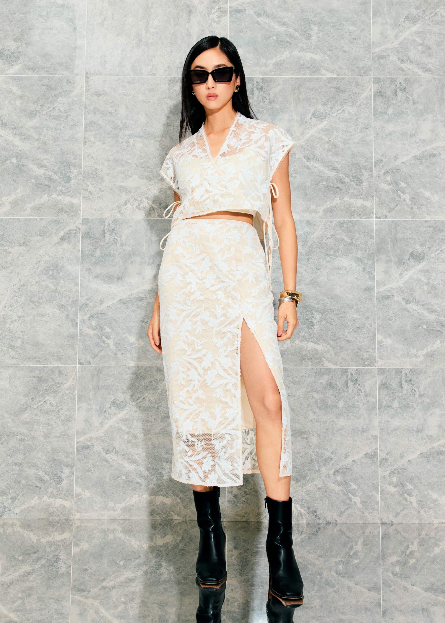 Relaxed Floral Sequin V-Neck Crop Top - Image 3