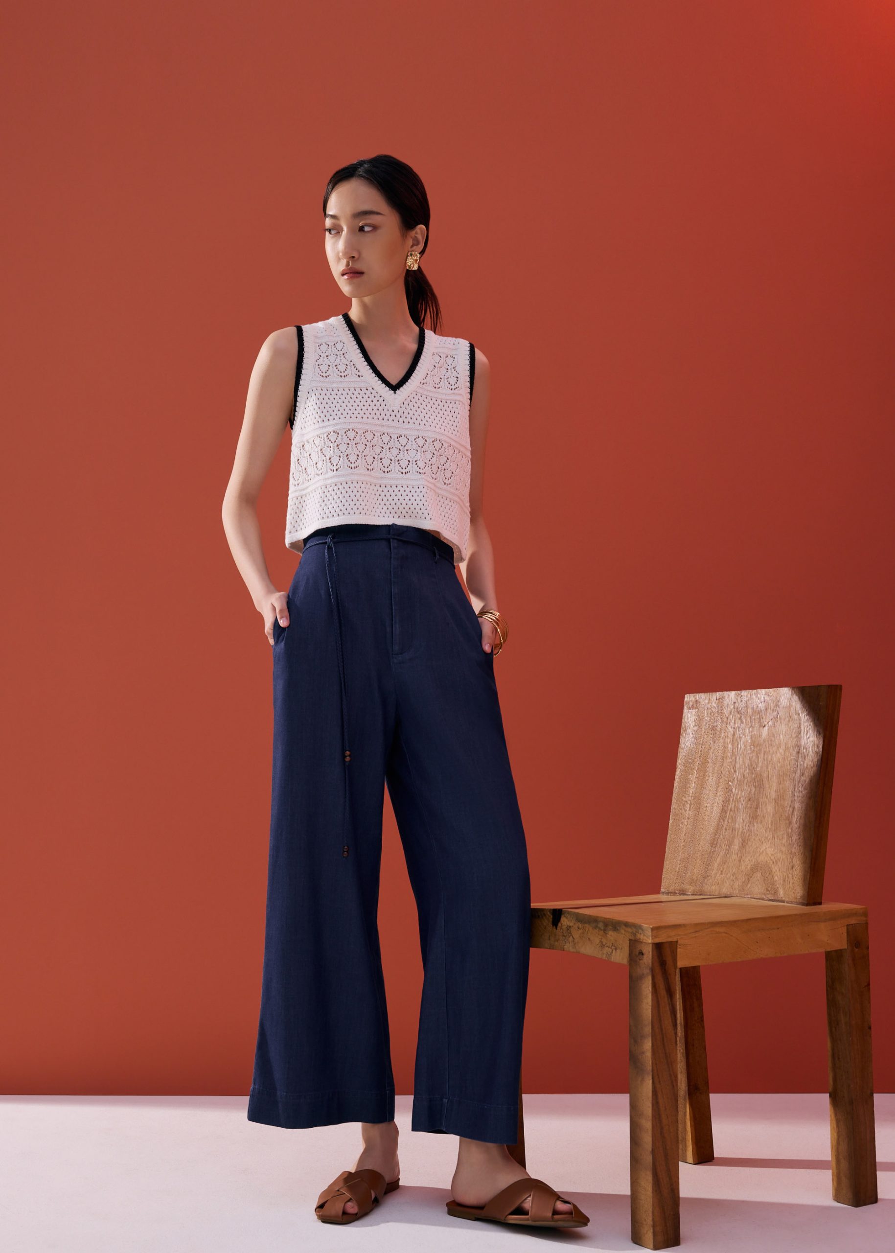 Pointelle Contrast Knit V-neck Crop Shell Top - Image 5