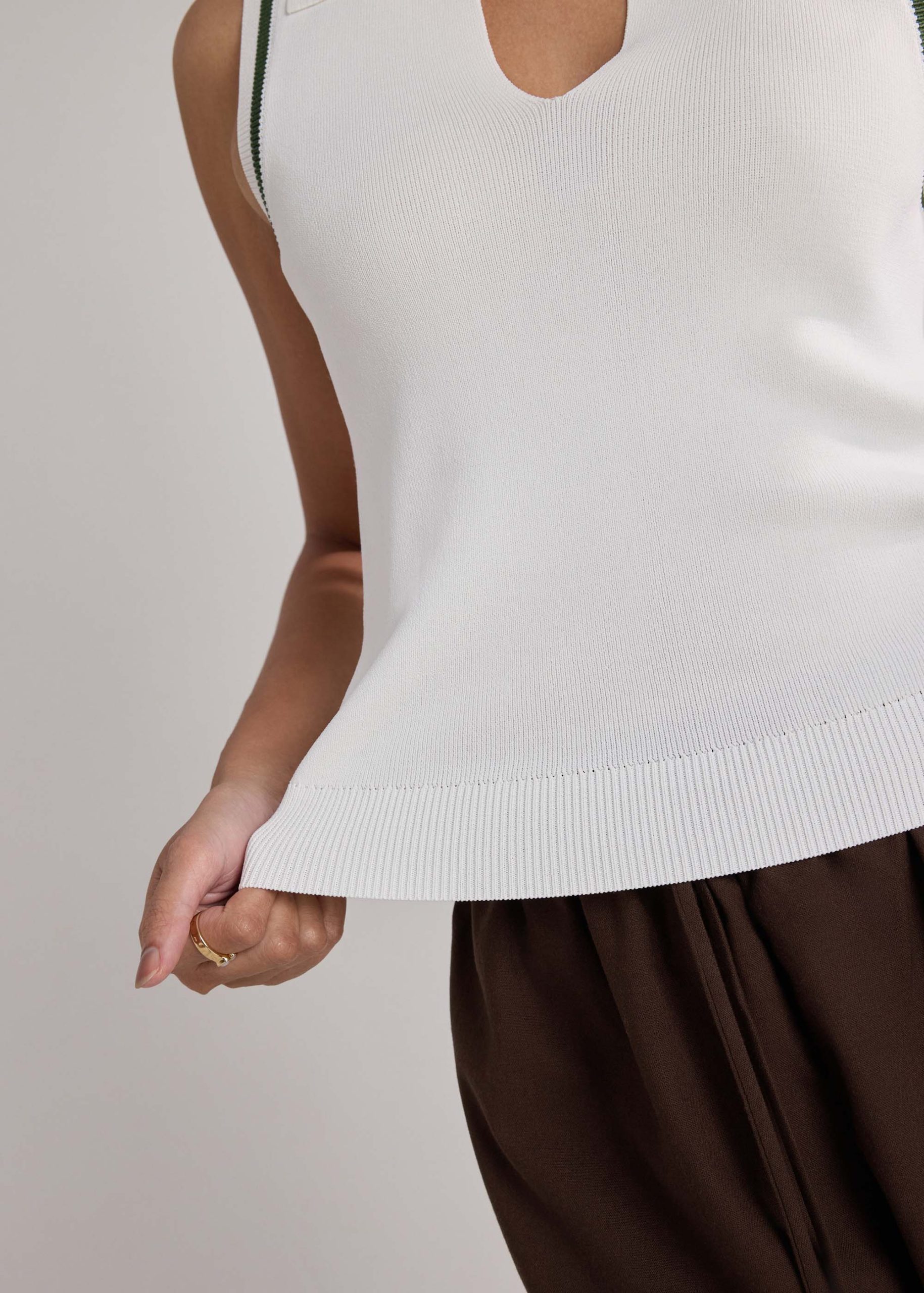 Rora Contrast Knit Polo Top - Image 12
