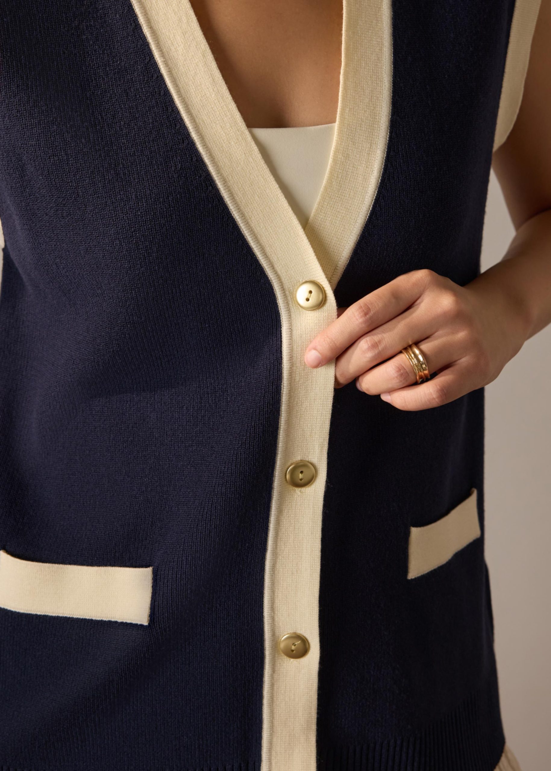 Relaxed Contrast Knit Vest - Image 15